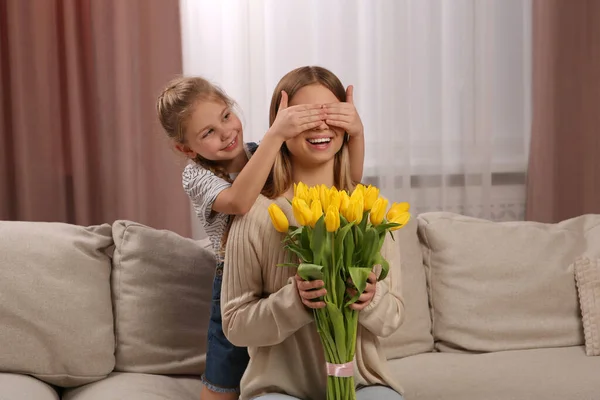 Malá Dcerka Blahopřeje Mámě Kyticí Žlutých Tulipánů Doma Šťastný Den — Stock fotografie