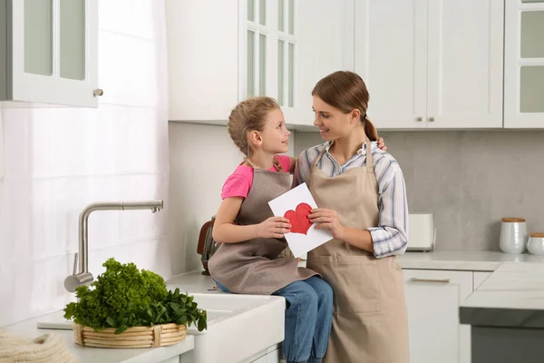 Putri Kecil Mengucapkan Selamat Kepada Ibu Dengan Kartu Ucapan Dapur — Stok Foto