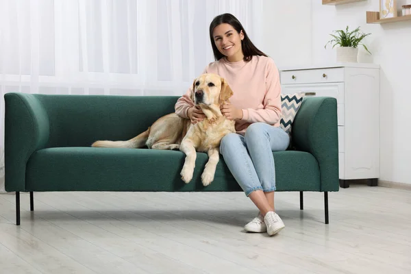 Mujer Feliz Con Lindo Labrador Retriever Sofá Casa — Foto de Stock