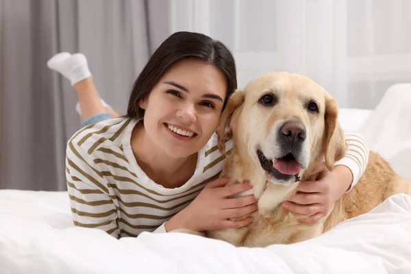 Mujer Feliz Con Lindo Labrador Retriever Cama Casa —  Fotos de Stock
