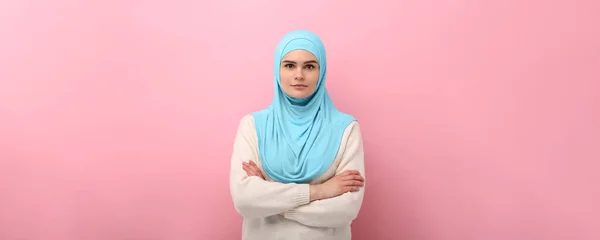 Porträtt Muslimsk Kvinna Hijab Rosa Bakgrund Banderolldesign — Stockfoto