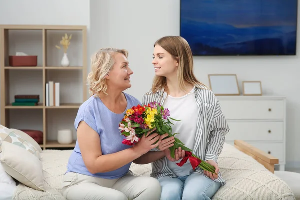 Kleine Tochter Gratuliert Ihrer Mutter Hause Mit Blumen Glücklicher Muttertag — Stockfoto
