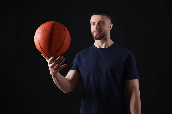 Sportlicher Junger Mann Mit Basketballball Auf Schwarzem Hintergrund — Stockfoto