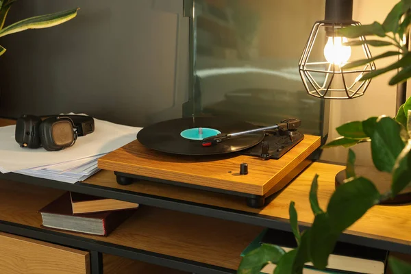 室内テレビのテーブルの上にビニールレコードとスタイリッシュなターンテーブル — ストック写真