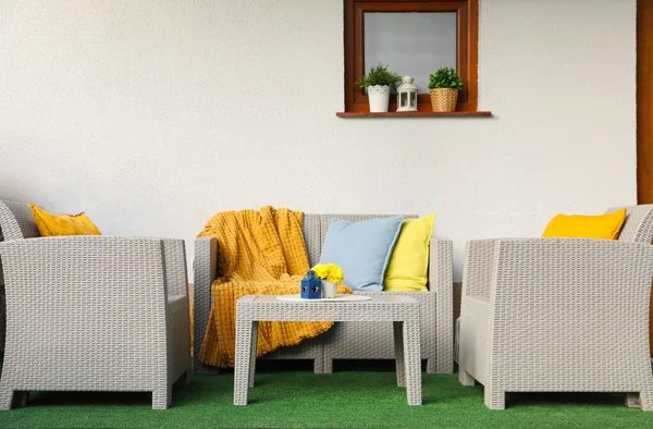 Beautiful Rattan Garden Furniture Soft Pillows Blanket Yellow Chrysanthemum Flowers — Stock Photo, Image