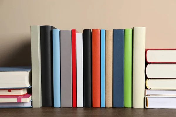 Sok Különböző Keménykötésű Könyvek Asztal Közelében Bézs Fal — Stock Fotó