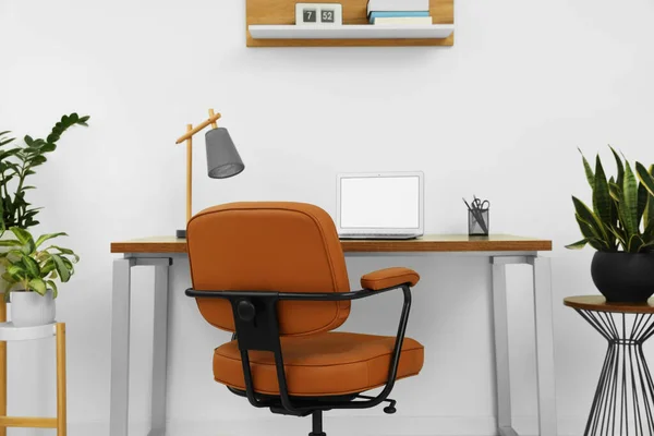 Stylový Kancelářský Interiér Pohodlnou Židlí Psacím Stolem Laptopem Pokojovými Rostlinami — Stock fotografie