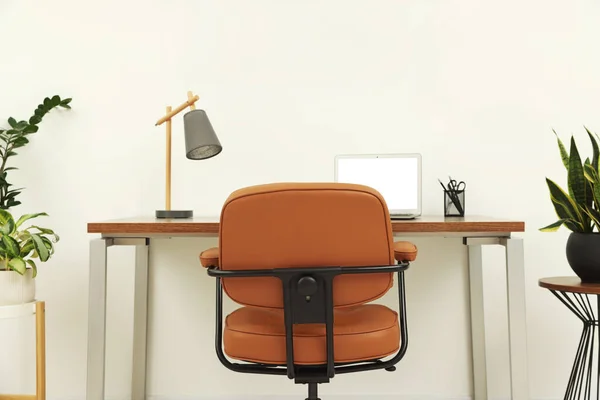 有舒适的椅子 笔记本电脑和家居用品的时髦办公室室内 — 图库照片