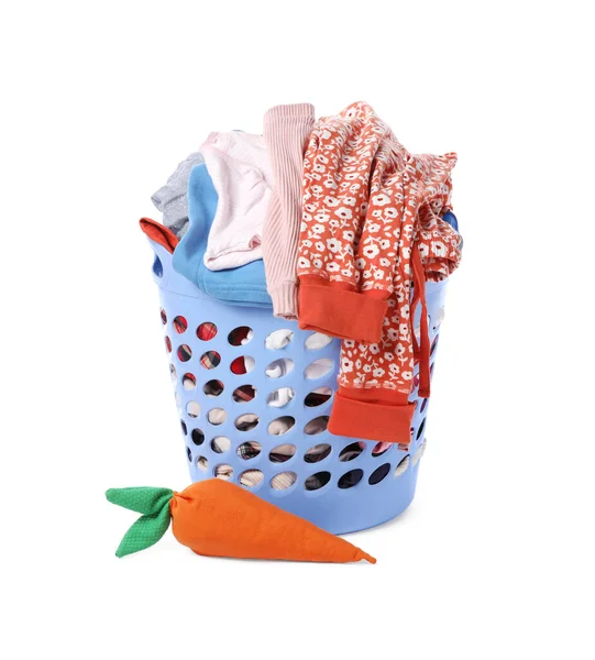 白い服とおもちゃで隔離された洗濯バスケット — ストック写真