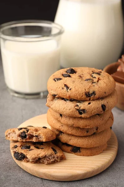 Stack Delicious Chocolate Chip Cookies Milk Grey Table — Stock Photo, Image