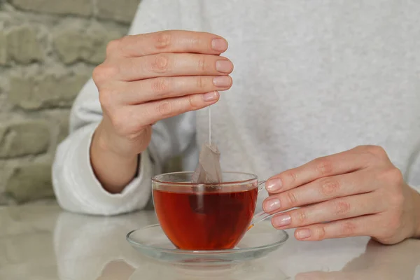 Kadın Çay Poşetini Dışarı Çıkarıyor Kapalı Bir Masada Yakın Plan — Stok fotoğraf