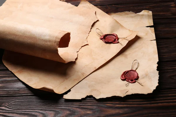 Fogli Vecchia Carta Pergamena Con Timbri Cera Tavolo Legno — Foto Stock