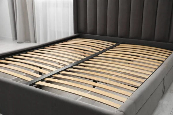 部屋のベッドの下にベッドのための収納スペースを備えたモダンなベッド クローズアップ — ストック写真