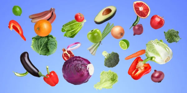 Många Färska Grönsaker Och Frukter Faller Pastell Blå Bakgrund — Stockfoto