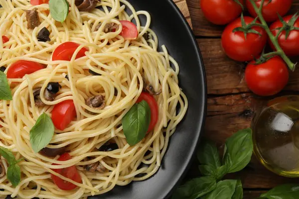 Köstliche Pasta Mit Sardellen Tomaten Und Basilikum Auf Holztisch Flache — Stockfoto