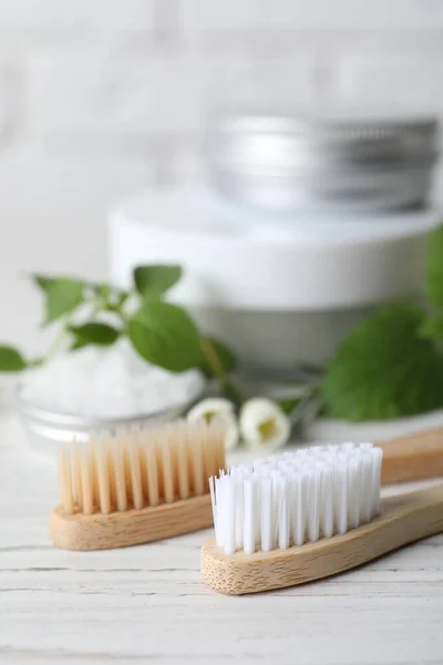 Escova Dentes Produtos Dentais Ervas Mesa Madeira Branca Close — Fotografia de Stock