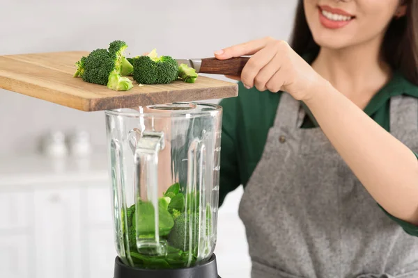Mulher Adicionando Brócolis Liquidificador Com Ingredientes Para Smoothie Cozinha Close — Fotografia de Stock