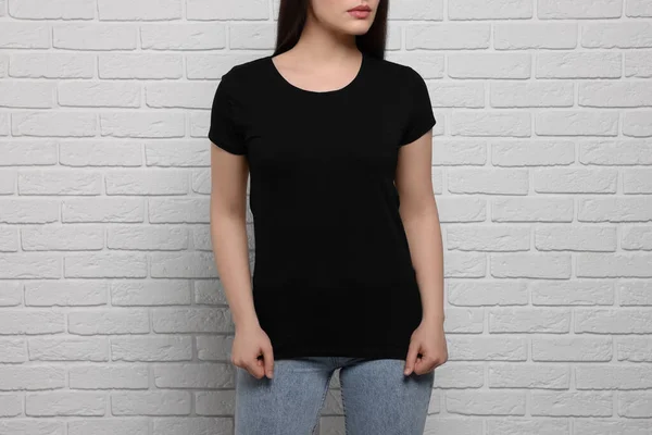 Mujer Con Elegante Camiseta Negra Cerca Pared Ladrillo Blanco Primer — Foto de Stock