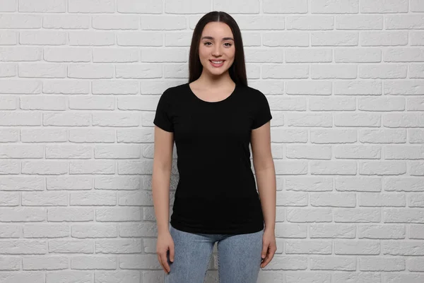 Mujer Con Elegante Camiseta Negra Cerca Pared Ladrillo Blanco —  Fotos de Stock
