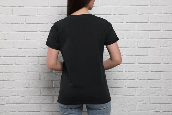 Femme Portant Élégant Shirt Noir Près Mur Briques Blanches Gros — Photo