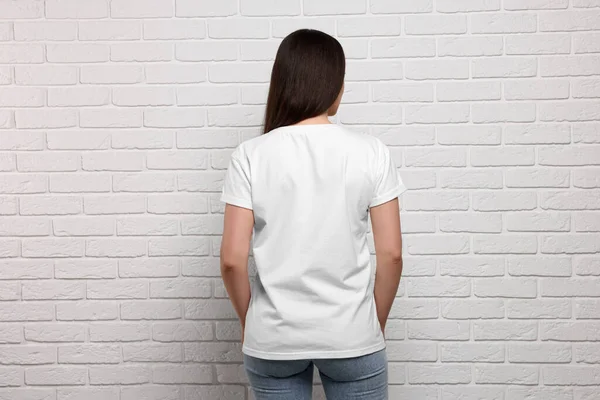 Γυναίκα Φορώντας Κομψό Shirt Κοντά Λευκό Τοίχο Από Τούβλα Πίσω — Φωτογραφία Αρχείου