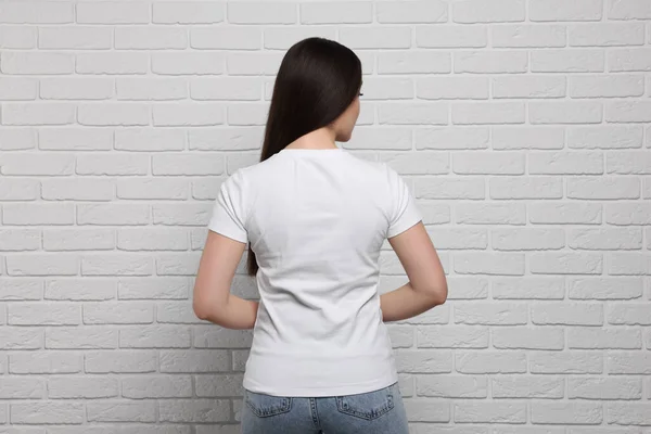 Γυναίκα Φορώντας Κομψό Shirt Κοντά Λευκό Τοίχο Από Τούβλα Πίσω — Φωτογραφία Αρχείου