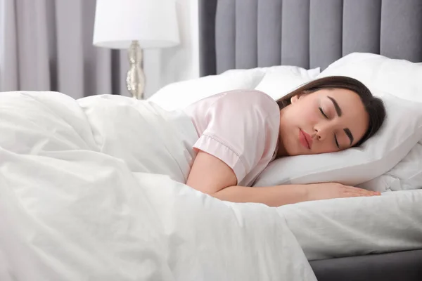 Wanita Muda Cantik Tidur Tempat Tidur Lembut Rumah — Stok Foto