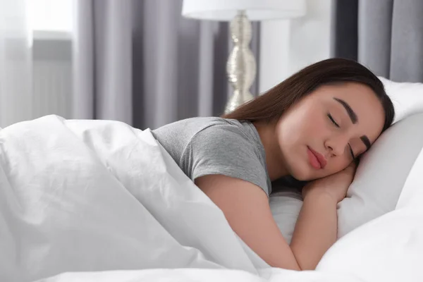 Vacker Ung Kvinna Sover Mjuk Säng Hemma — Stockfoto