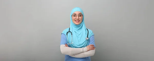 Mulher Muçulmana Hijab Uniforme Médico Com Estetoscópio Sobre Fundo Cinza — Fotografia de Stock