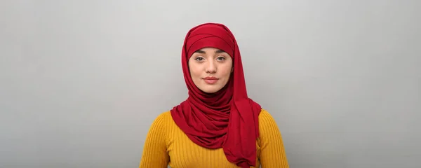 Retrato Mulher Muçulmana Hijab Sobre Fundo Cinza Claro Design Banner — Fotografia de Stock