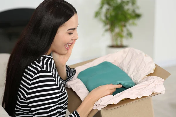 Glad Ung Kvinna Med Paket Hemma Internet Shopping — Stockfoto