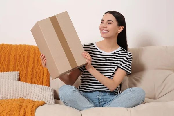 Glad Ung Kvinna Med Paket Soffan Hemma Internet Shopping — Stockfoto
