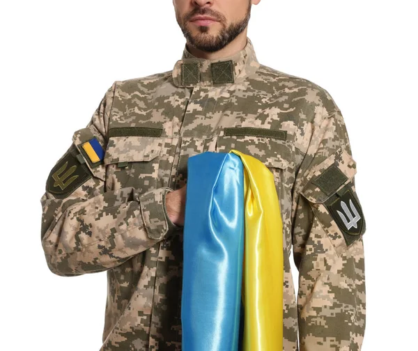 Soldat Militäruniform Mit Ukrainischer Flagge Auf Weißem Hintergrund Nahaufnahme — Stockfoto