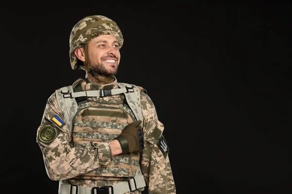Soldado Uniforme Militar Ucraniano Sobre Fondo Negro Espacio Para Texto — Foto de Stock