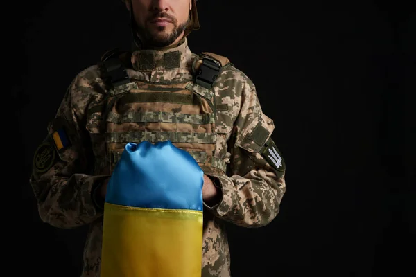 Soldato Uniforme Militare Con Bandiera Ucraina Sfondo Nero Primo Piano — Foto Stock