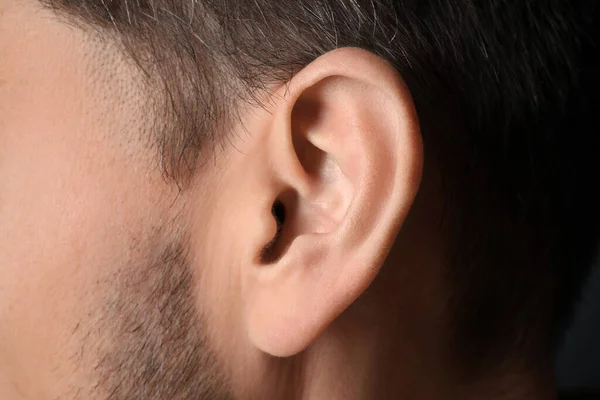 Nahaufnahme Des Menschen Fokus Auf Das Ohr — Stockfoto