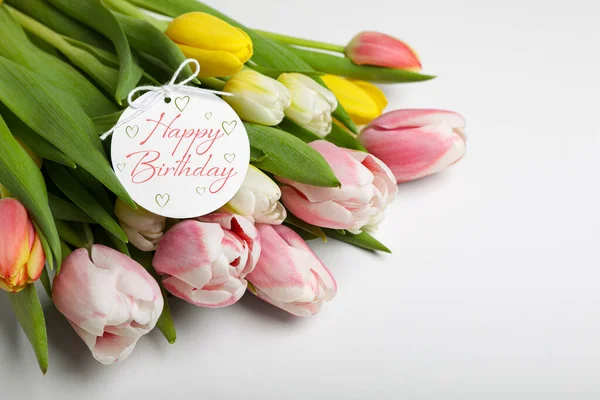 Mooi Boeket Tulp Bloemen Met Happy Birthday Kaart Witte Achtergrond — Stockfoto
