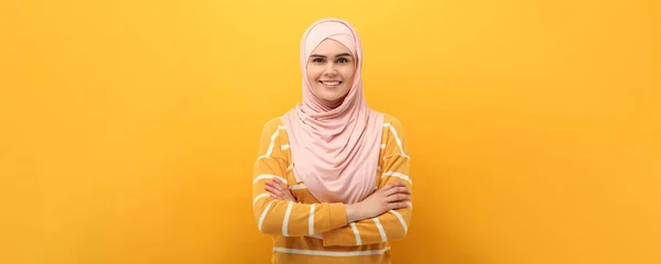 Portrét Muslimky Hidžábu Žlutém Pozadí Návrh Nápisu — Stock fotografie