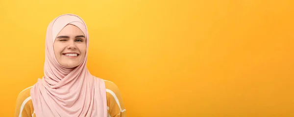 Portret Muzułmanki Hidżabie Mrugającej Żółtym Tle Miejsce Tekst Projekt Banera — Zdjęcie stockowe
