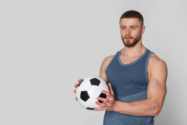Атлетичный Молодой Человек Футбольным Мячом Светло Сером Фоне Пространство Текста — стоковое фото