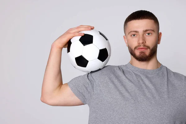 Атлетичный Молодой Человек Футбольным Мячом Светло Сером Фоне — стоковое фото