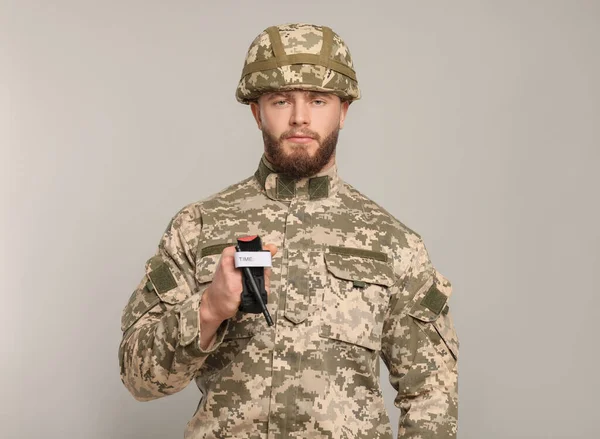 Soldat Militäruniform Mit Medizinischer Ausrüstung Auf Hellgrauem Hintergrund Raum Für — Stockfoto