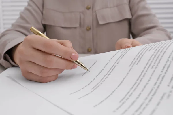Mujer Firmando Documento Con Pluma Vista Primer Plano —  Fotos de Stock