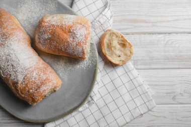 Taze çıtır ciabatalar beyaz ahşap masada, düz yerde. Metin için boşluk