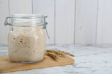 Beyaz mermer masa üzerinde yaprak ve kulaklar, metin için boşluk