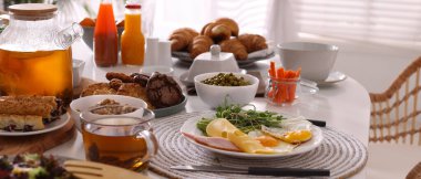 Kapalı masa ve pankart tasarımı için farklı lezzetli yemekler.