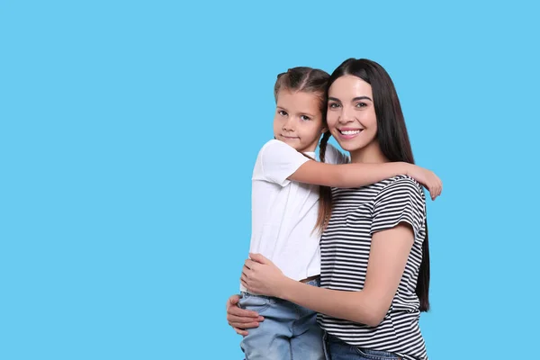 Donna Felice Con Sua Figlia Carina Sfondo Azzurro Spazio Testo — Foto Stock