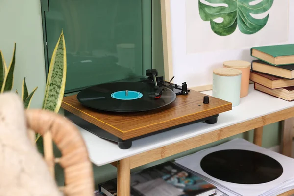 部屋のコンソールテーブルの上にビニールレコードとスタイリッシュなターンテーブル — ストック写真