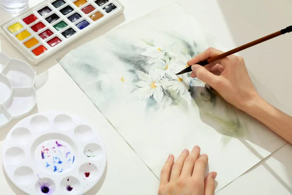 Vrouw Die Bloemen Schildert Met Aquarel Aan Witte Tafel Bovenaanzicht — Stockfoto