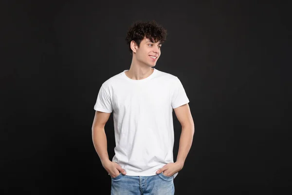 Uomo Che Indossa Shirt Bianca Sfondo Nero Mockup Design — Foto Stock
